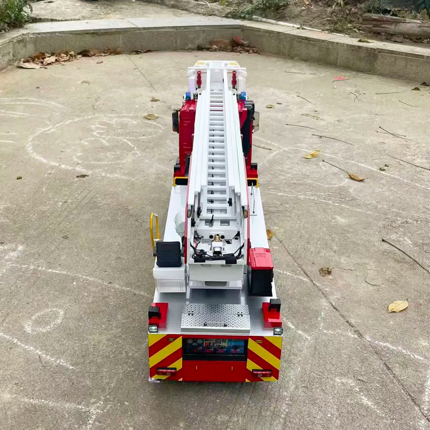1/14 4x4 RC Lift Ladder Fire Truck with Metal Chassis & 2-Speed Transmission (Sound & Light System)