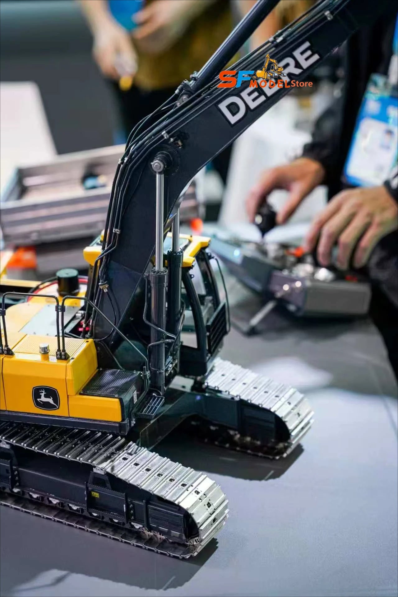 New E400 RC Excavator 1/14 Hydraulic RC Excavator Metal Model Heavy Engineering Machinery RTR Remote Control Car Boy Toy
