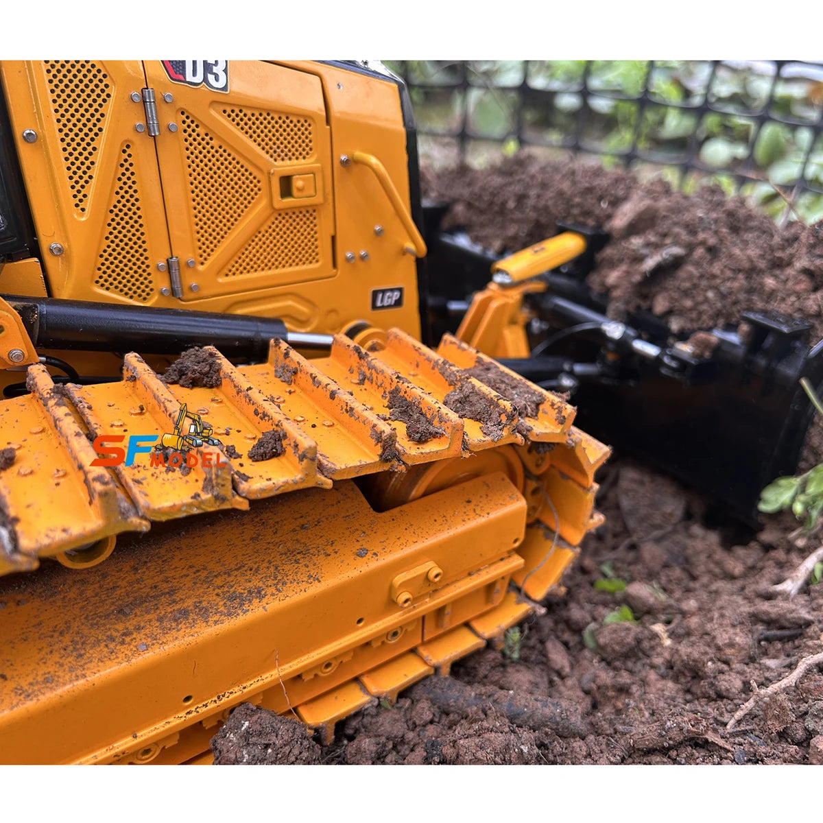 D3 Bulldozer 1/12 Scale Hydraulic RC Bulldozer Metal Heavy Construction Engineering RC Car Model Toy with Light and Sound System