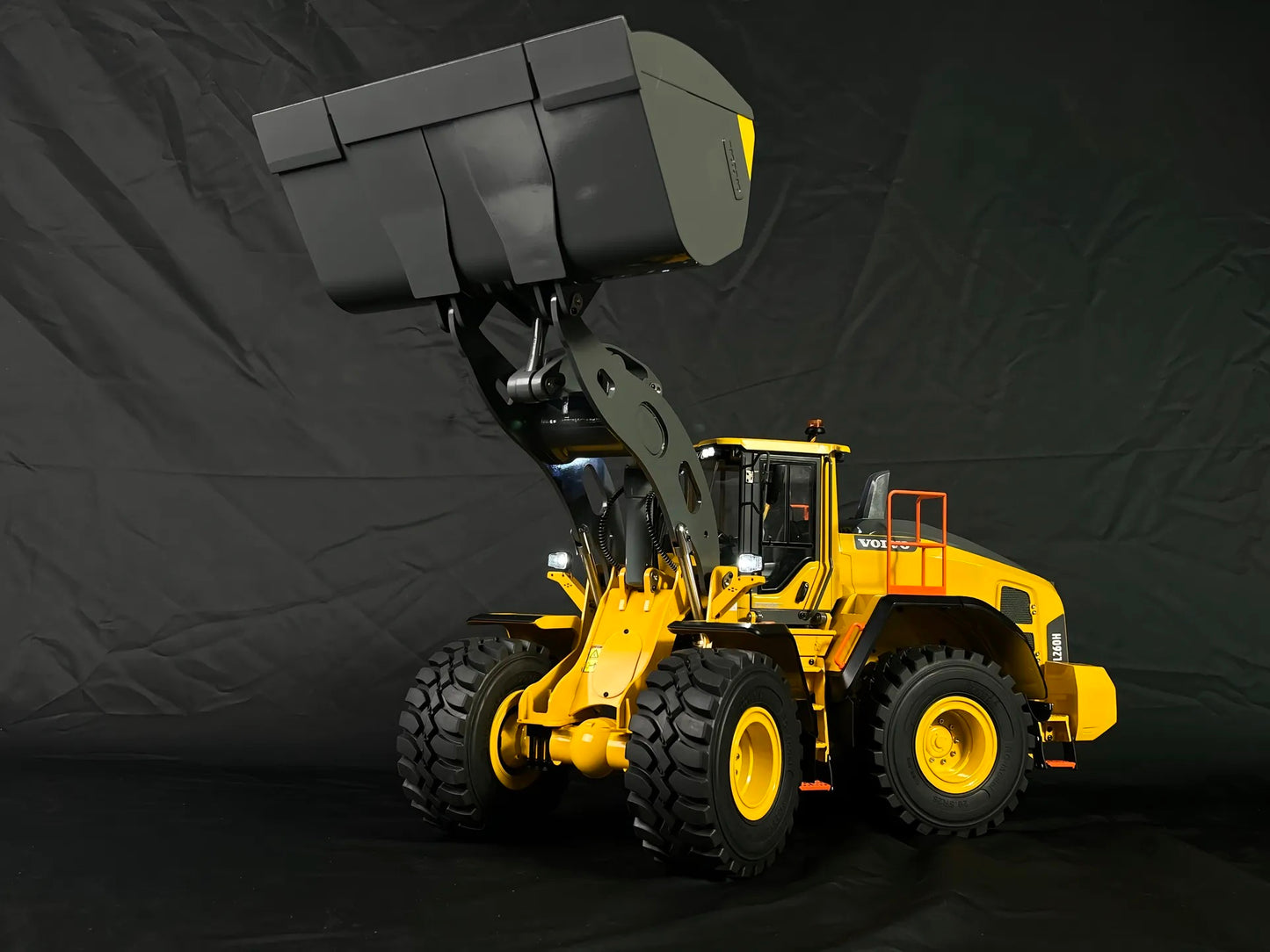 VOLVO L260H Hydraulic RC Loader 1/14 Double E Metal RC Loader Model RTR with Lighting and Sound System Remote Control Car Toy