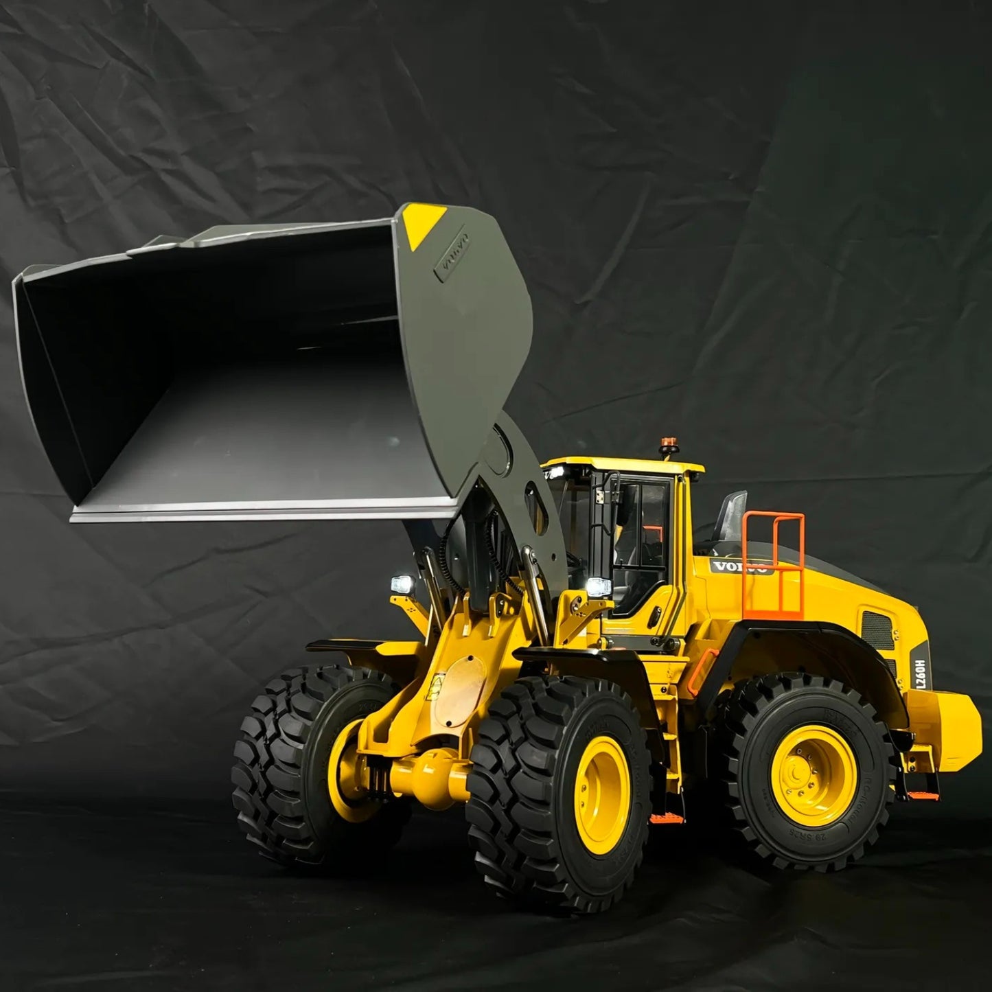 VOLVO L260H Hydraulic RC Loader 1/14 Double E Metal RC Loader Model RTR with Lighting and Sound System Remote Control Car Toy