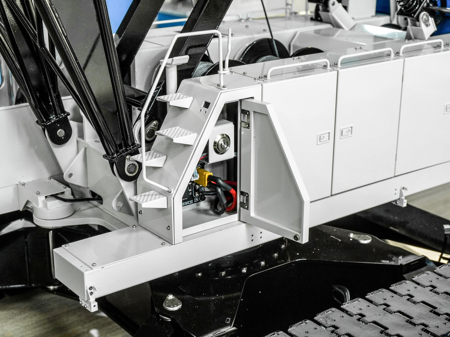 1/14 C1200 Hydraulic Crawler Lattice Boom Crane Model - Professional 100KG Grade Heavy-Duty CNC Metal Edition (RTR)