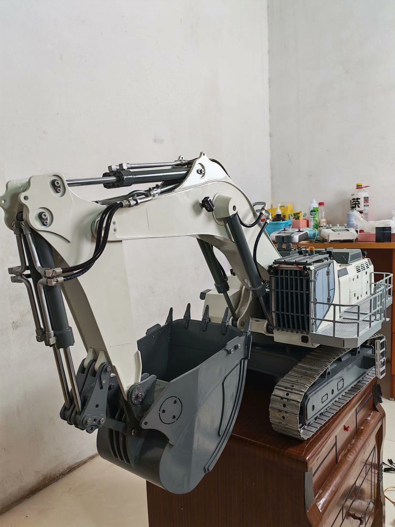 1/14 Scale Liebherr 9150 RC Hydraulic Excavator Model - Full Brushless, Dual Oil Pumps & Dual
