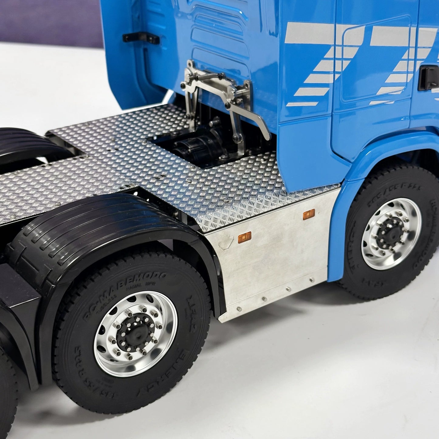Scania 770S Remote Controlled Trailer 1/14 8x8 RC Tractor Truck RTR Version with Light & Sound System ST8 Transmitter