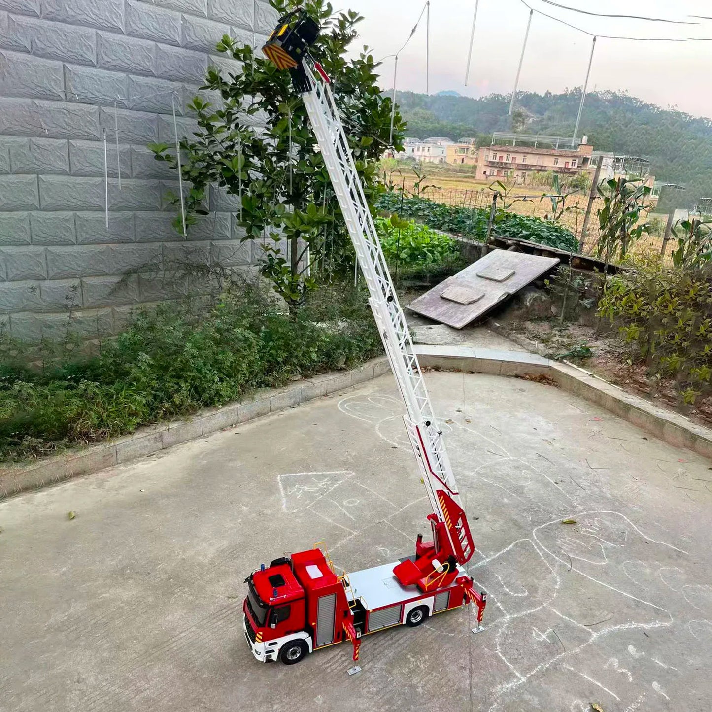 1/14 4x4 RC Lift Ladder Fire Truck with Metal Chassis & 2-Speed Transmission (Sound & Light System)