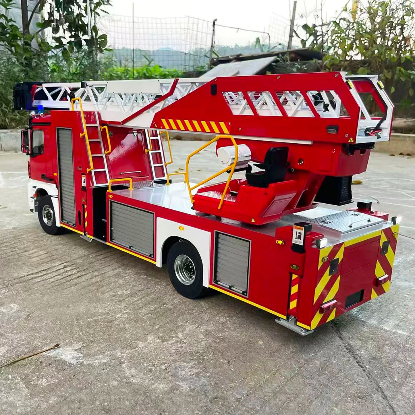 1/14 4x4 RC Lift Ladder Fire Truck with Metal Chassis & 2-Speed Transmission (Sound & Light System)
