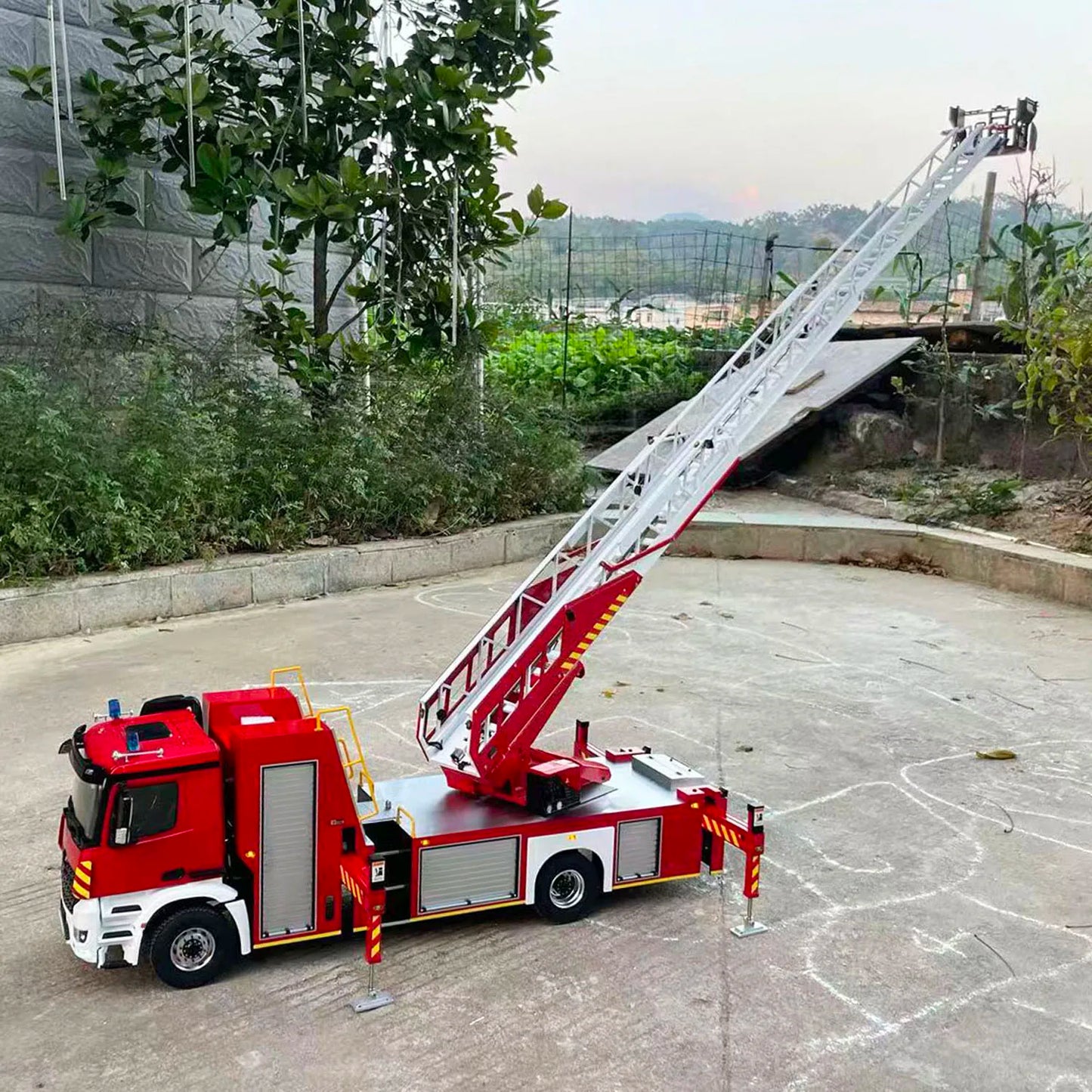1/14 4x4 RC Lift Ladder Fire Truck with Metal Chassis & 2-Speed Transmission (Sound & Light System)