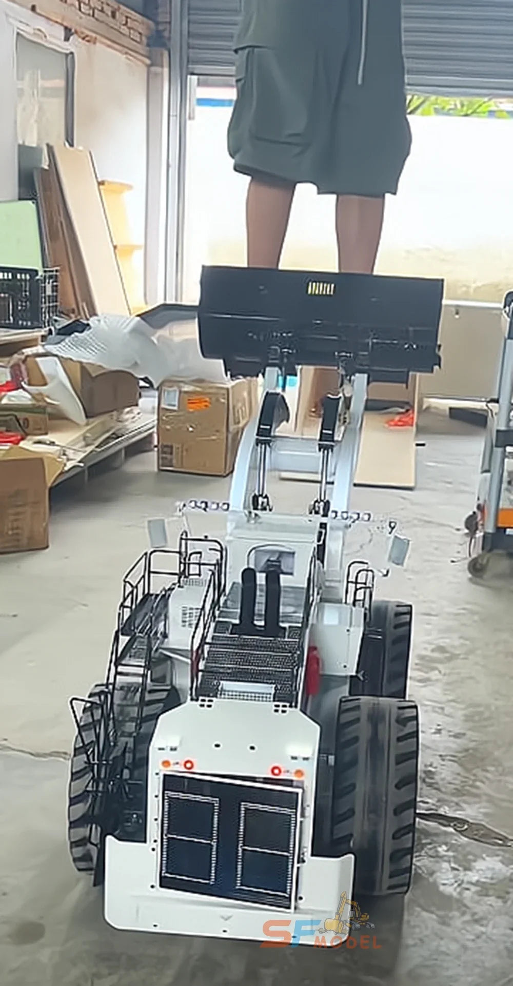 150KG L2350 Loader 1/14 Scale Hydraulic RC Loader Heavy Metal Loader with Lighting and Sound System Remote Control Model