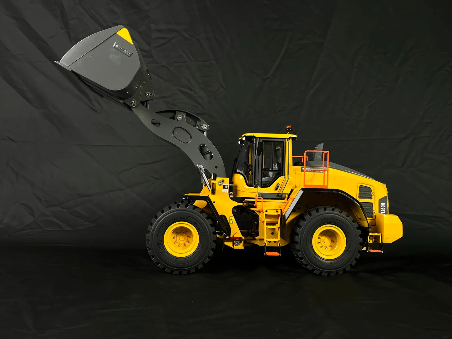VOLVO L260H Hydraulic RC Loader 1/14 Double E Metal RC Loader Model RTR with Lighting and Sound System Remote Control Car Toy